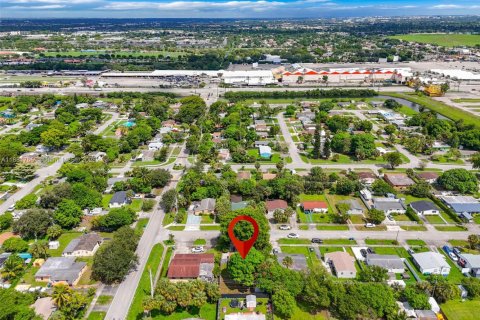 Propiedad comercial en venta en Lauderhill, Florida, 113.9 m2 № 2060159 - foto 24
