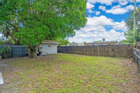 Propiedad comercial en venta en Lauderhill, Florida, 113.9 m2 № 2060159 - foto 18