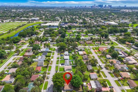 Propiedad comercial en venta en Lauderhill, Florida, 113.9 m2 № 2060159 - foto 21