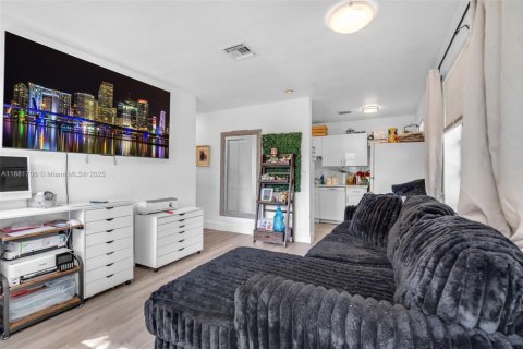 Propiedad comercial en venta en Lauderhill, Florida, 113.9 m2 № 2060159 - foto 4