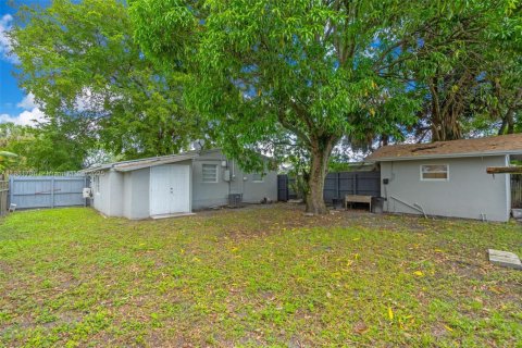 Propiedad comercial en venta en Lauderhill, Florida, 113.9 m2 № 2060159 - foto 19