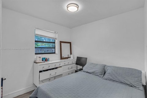 Propiedad comercial en venta en Lauderhill, Florida, 113.9 m2 № 2060159 - foto 8