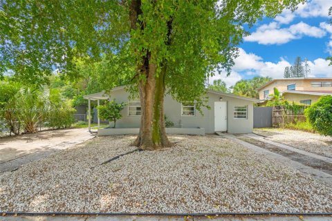 Propiedad comercial en Lauderhill, Florida 113.9 m2 № 2060159