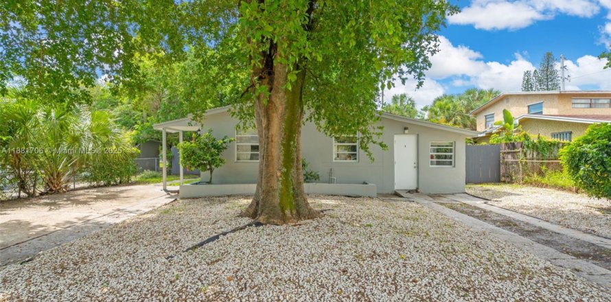 Propiedad comercial en Lauderhill, Florida 113.9 m2 № 2060159