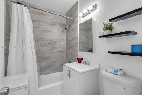 Propiedad comercial en venta en Lauderhill, Florida, 113.9 m2 № 2060159 - foto 9