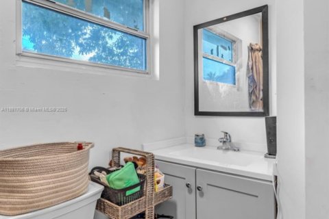 Propiedad comercial en venta en Lauderhill, Florida, 113.9 m2 № 2060159 - foto 16