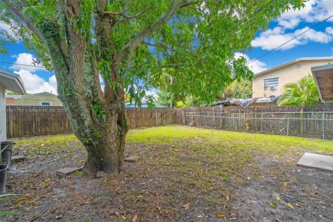 Propiedad comercial en venta en Lauderhill, Florida, 113.9 m2 № 2060159 - foto 17