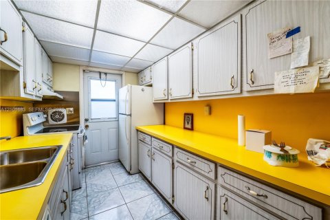 Casa en venta en Hialeah, Florida, 3 dormitorios, 132.85 m2 № 2412121 - foto 9