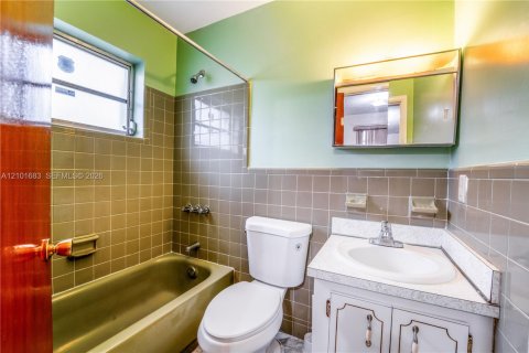 Casa en venta en Hialeah, Florida, 3 dormitorios, 132.85 m2 № 2412121 - foto 18