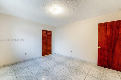 Casa en venta en Hialeah, Florida, 3 dormitorios, 132.85 m2 № 2412121 - foto 17