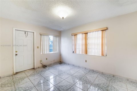 Casa en venta en Hialeah, Florida, 3 dormitorios, 132.85 m2 № 2412121 - foto 12