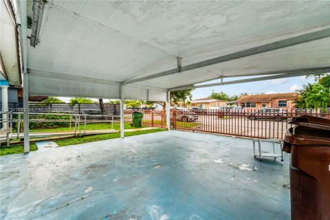 Casa en venta en Hialeah, Florida, 3 dormitorios, 132.85 m2 № 2412121 - foto 21