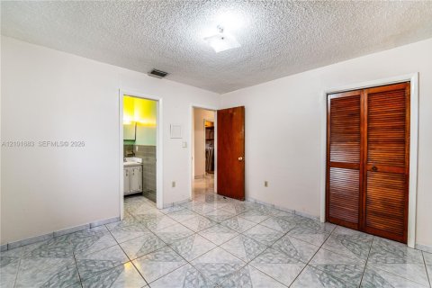 Casa en venta en Hialeah, Florida, 3 dormitorios, 132.85 m2 № 2412121 - foto 7