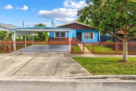 Casa en venta en Hialeah, Florida, 3 dormitorios, 132.85 m2 № 2412121 - foto 2