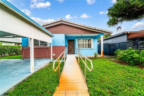 Casa en venta en Hialeah, Florida, 3 dormitorios, 132.85 m2 № 2412121 - foto 3