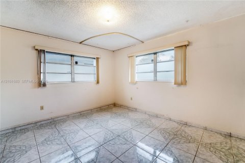Casa en venta en Hialeah, Florida, 3 dormitorios, 132.85 m2 № 2412121 - foto 13