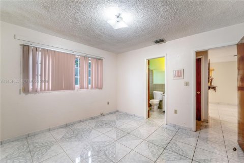 Casa en venta en Hialeah, Florida, 3 dormitorios, 132.85 m2 № 2412121 - foto 10