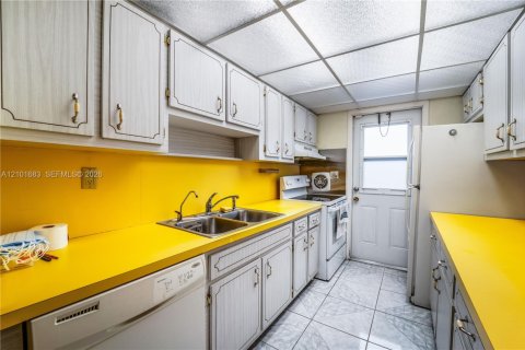 Casa en venta en Hialeah, Florida, 3 dormitorios, 132.85 m2 № 2412121 - foto 8