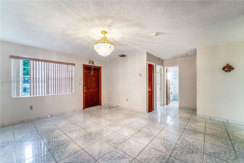 Casa en venta en Hialeah, Florida, 3 dormitorios, 132.85 m2 № 2412121 - foto 6