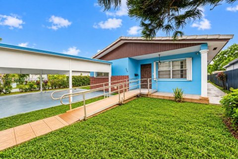 Casa en venta en Hialeah, Florida, 3 dormitorios, 132.85 m2 № 2412121 - foto 4