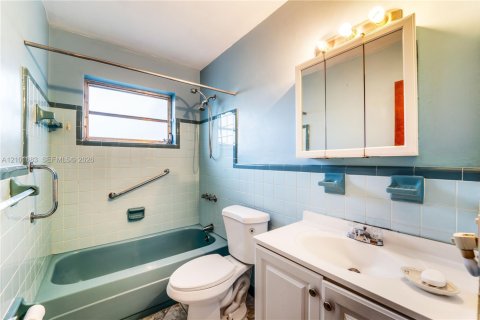 Casa en venta en Hialeah, Florida, 3 dormitorios, 132.85 m2 № 2412121 - foto 19
