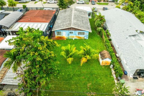 Casa en venta en Hialeah, Florida, 3 dormitorios, 132.85 m2 № 2412121 - foto 26