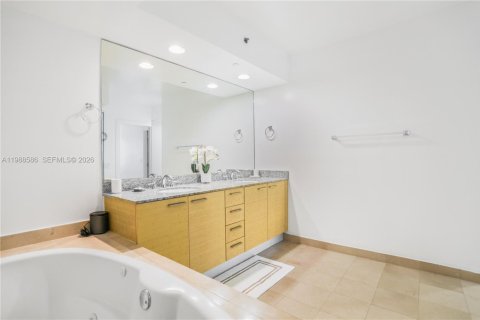 Condo in Hallandale Beach, Florida, 3 bedrooms  № 2053051 - photo 14
