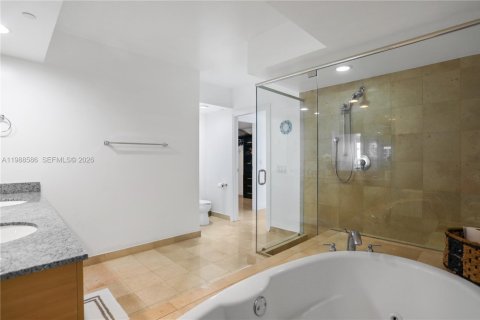 Condo in Hallandale Beach, Florida, 3 bedrooms  № 2053051 - photo 24