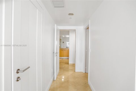 Condo in Hallandale Beach, Florida, 3 bedrooms  № 2053051 - photo 27