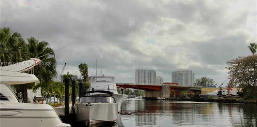 Apartamento en Miami, Florida 1 dormitorio, 1355.07 m2 № 2011428