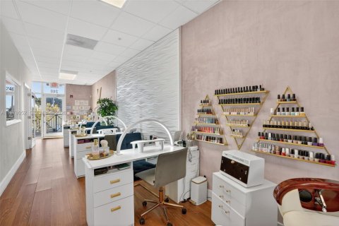 Купить коммерческую недвижимость в Дорал, Флорида № 2042400 - фото 3