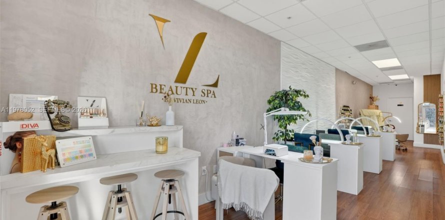 Коммерческая недвижимость в Дорал, Флорида № 2042400