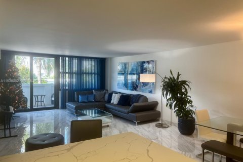 Condominio en alquiler en Bay Harbor Islands, Florida, 2 dormitorios, 120.77 m2 № 1995811 - foto 2