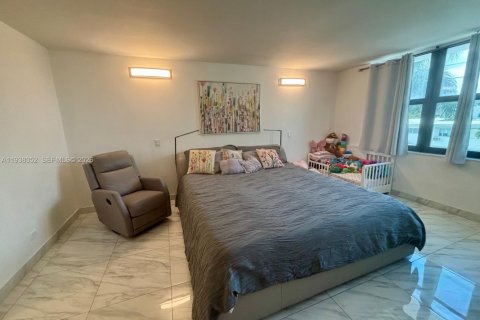 Condominio en alquiler en Bay Harbor Islands, Florida, 2 dormitorios, 120.77 m2 № 1995811 - foto 13
