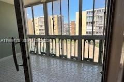 Condominio en venta en Hallandale Beach, Florida, 2 dormitorios, 101.45 m2 № 2255372 - foto 15