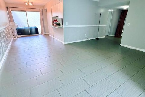 Copropriété à louer à Casselberry, Floride: 2 chambres, 130.43 m2 № 2388922 - photo 3