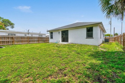 Casa en alquiler en West Palm Beach, Florida, 5 dormitorios, 157.56 m2 № 1231315 - foto 1