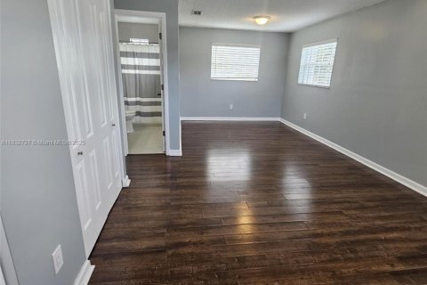 Снять в аренду виллу или дом в Майами, Флорида 2 спальни, 98.1м2, № 1811966 - фото 25