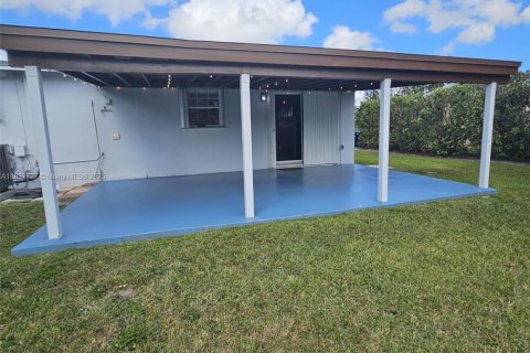 Снять в аренду виллу или дом в Майами, Флорида 2 спальни, 98.1м2, № 1811966 - фото 3