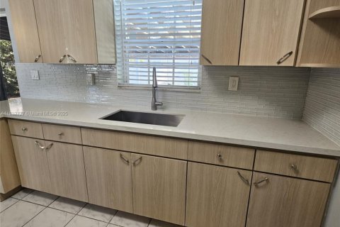 Снять в аренду виллу или дом в Майами, Флорида 2 спальни, 98.1м2, № 1811966 - фото 14