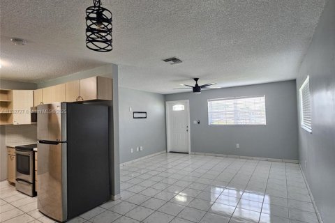 Снять в аренду виллу или дом в Майами, Флорида 2 спальни, 98.1м2, № 1811966 - фото 6