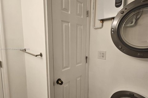 Снять в аренду виллу или дом в Майами, Флорида 2 спальни, 98.1м2, № 1811966 - фото 7