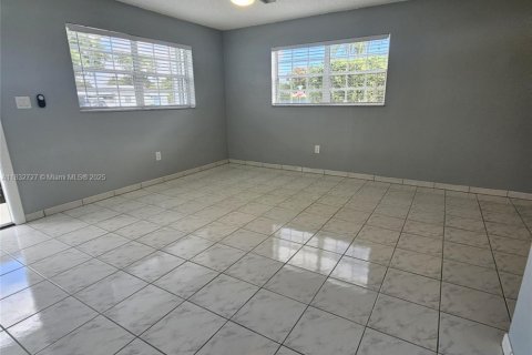 Снять в аренду виллу или дом в Майами, Флорида 2 спальни, 98.1м2, № 1811966 - фото 5