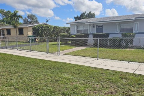 Снять в аренду виллу или дом в Майами, Флорида 2 спальни, 98.1м2, № 1811966 - фото 1