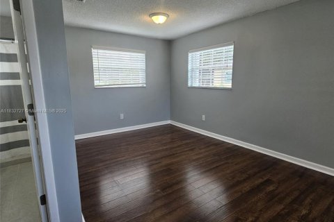 Снять в аренду виллу или дом в Майами, Флорида 2 спальни, 98.1м2, № 1811966 - фото 24