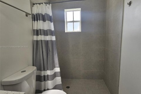 Снять в аренду виллу или дом в Майами, Флорида 2 спальни, 98.1м2, № 1811966 - фото 20