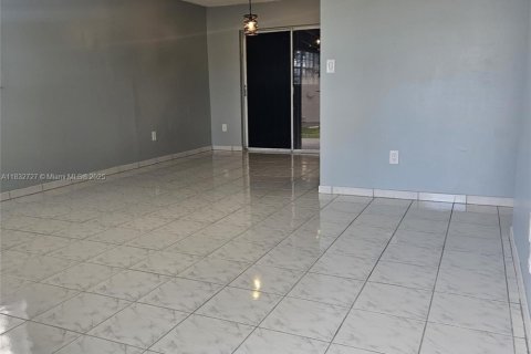 Снять в аренду виллу или дом в Майами, Флорида 2 спальни, 98.1м2, № 1811966 - фото 4