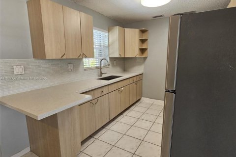 Снять в аренду виллу или дом в Майами, Флорида 2 спальни, 98.1м2, № 1811966 - фото 12