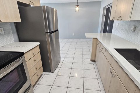 Снять в аренду виллу или дом в Майами, Флорида 2 спальни, 98.1м2, № 1811966 - фото 15