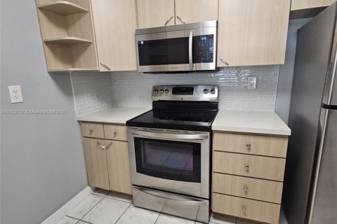 Снять в аренду виллу или дом в Майами, Флорида 2 спальни, 98.1м2, № 1811966 - фото 13